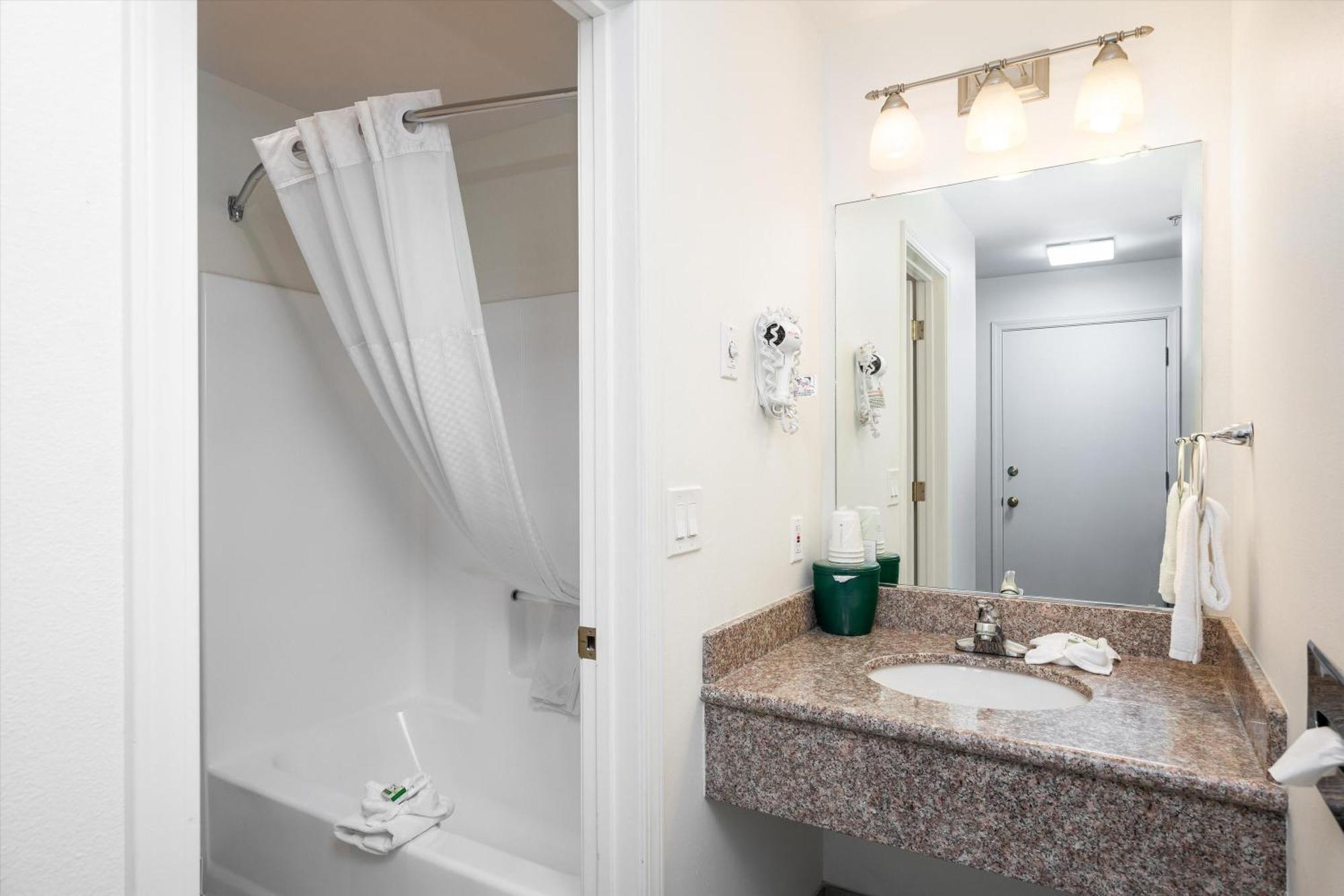 Baymont Inn & Suites By Wyndham Bellingham Extérieur photo